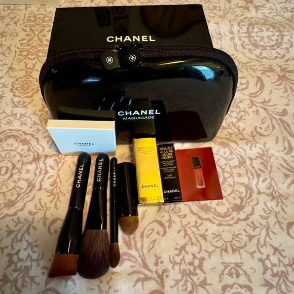 CHANEL Black Makeup bag set of Brushes - Picture 1 of 3